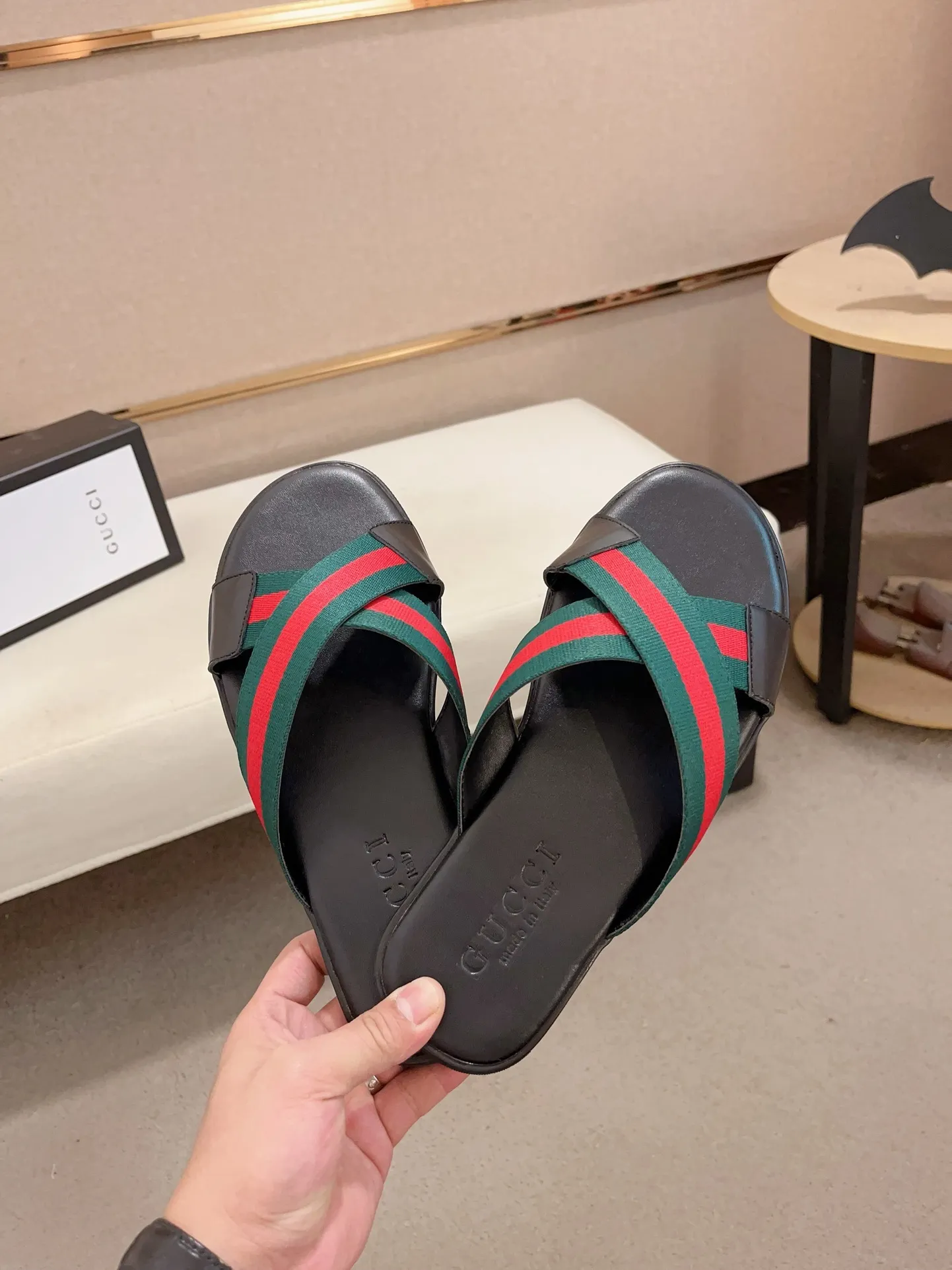 Men's shoes 💰: 240💰 [gucci Gucci slippers] High-end men's shoes brand official website 1:1 latest masterpiece: original mold customization, the fabric is made of imported original materials, upgraded outsole, lighter and non-slip. The market's top quality, simple yet tasteful, a must-have for fashionistas, fashionable at your feet, full of confidence, the same style at the counter 👍The season of summer slippers is here. Code: 38-45
